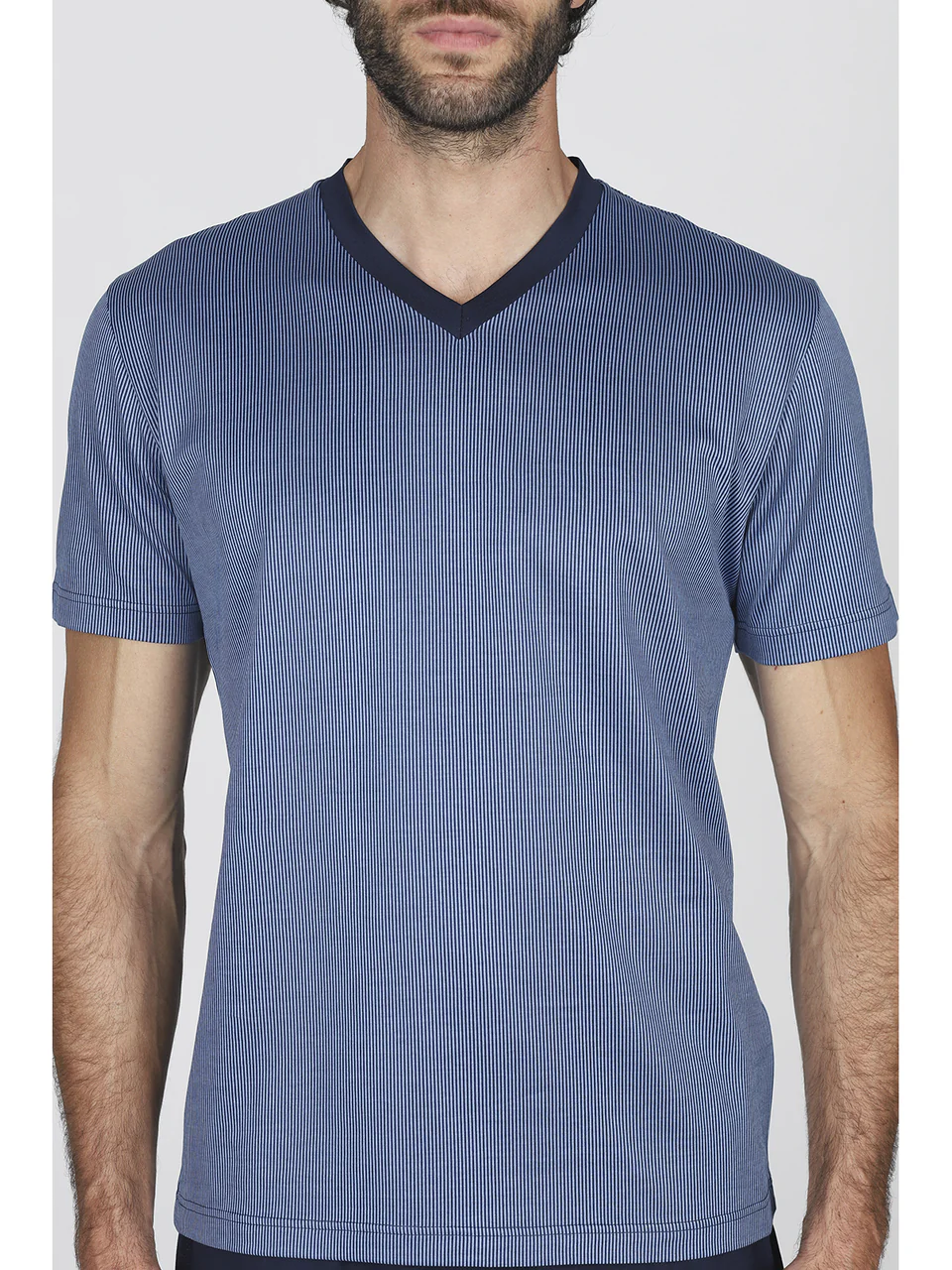 Short pajamas, v-neck in high-quality and shiny 100% silk fabric in aviator blue