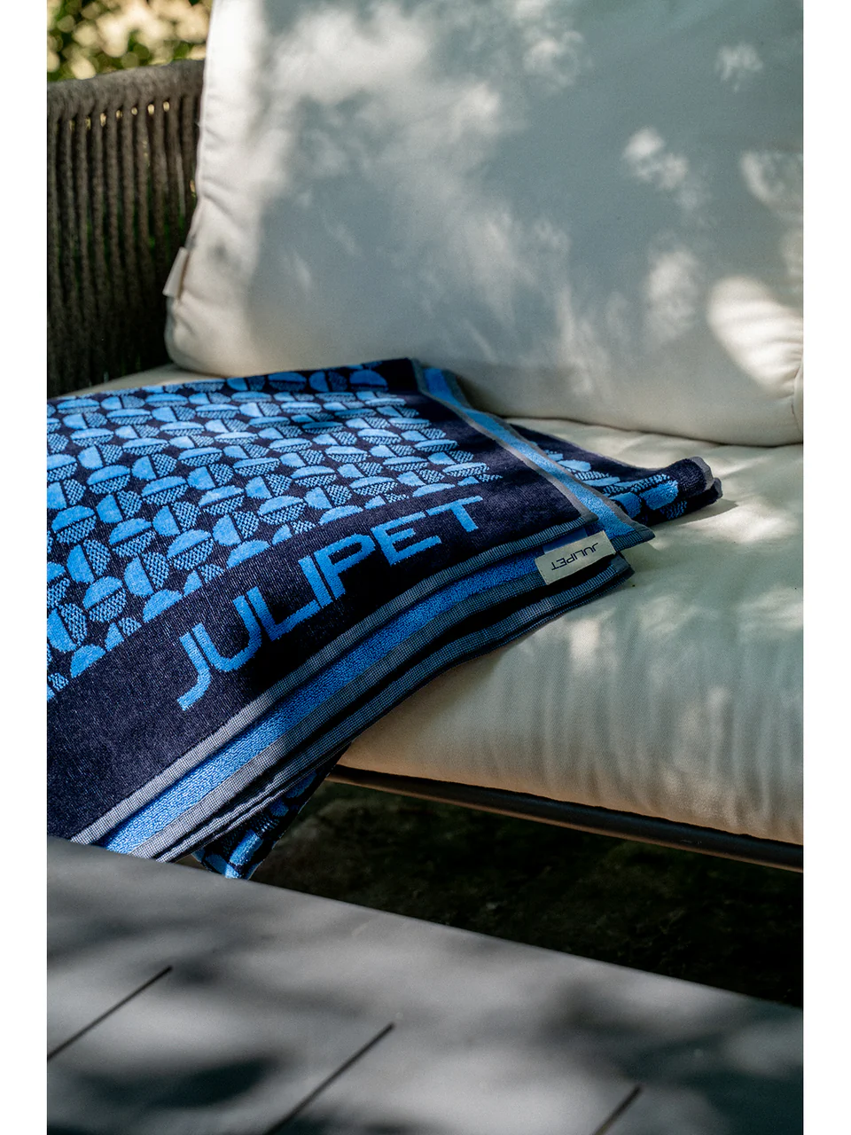 Soft sponge beach towel with optical design